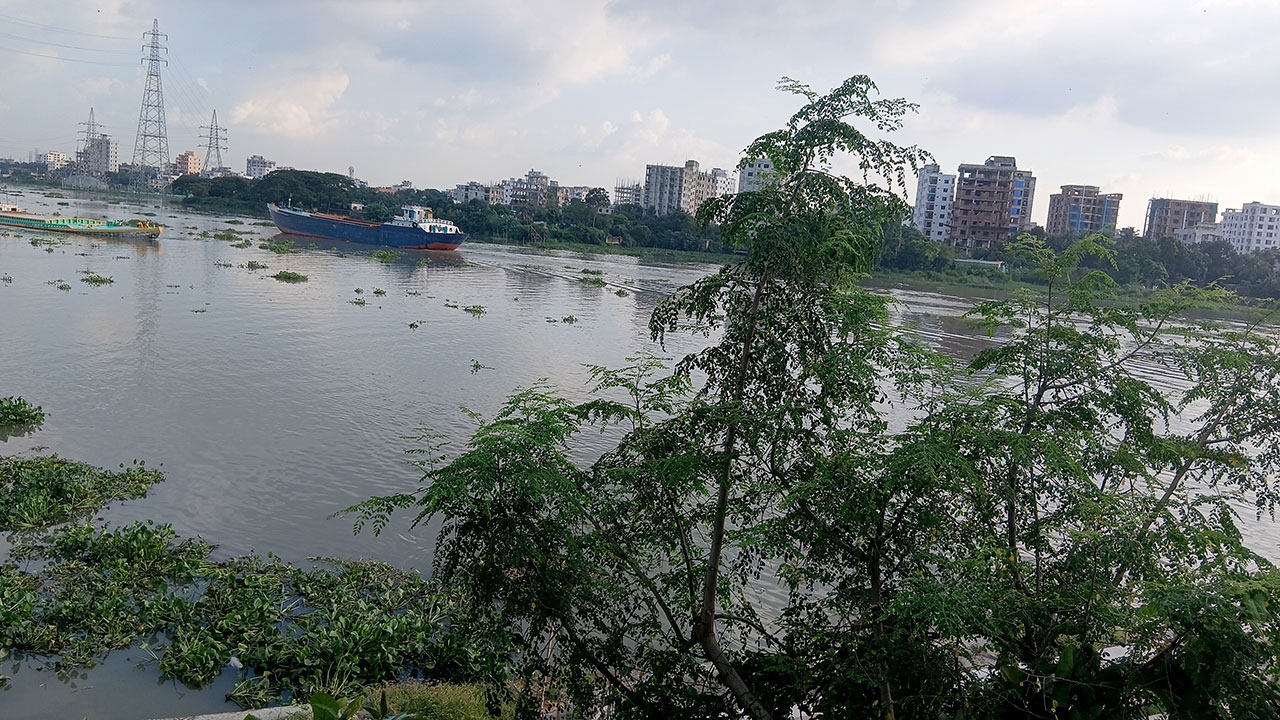 শ্রাবণের পড়ন্ত বিকেলে বুড়িগঙ্গা